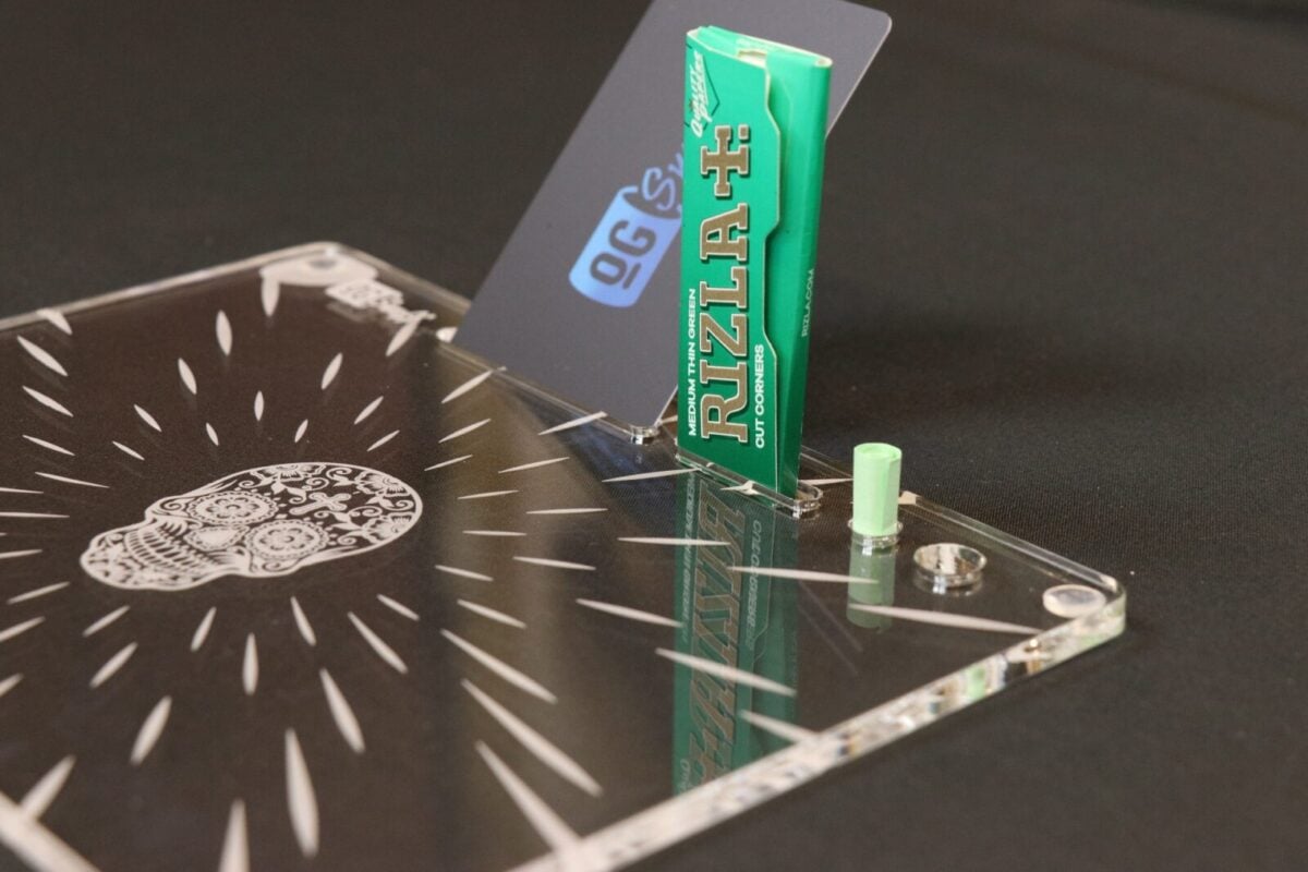 Flying Skull Rolling Tray with light reflective pad !!NEW!! - Image 6
